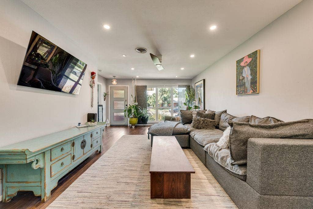 529 Carol Court, Richardson, TX 75081 Living room.