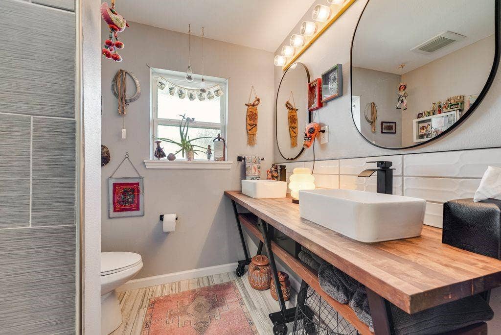 529 Carol Court, Richardson, TX 75081 Guest bath.