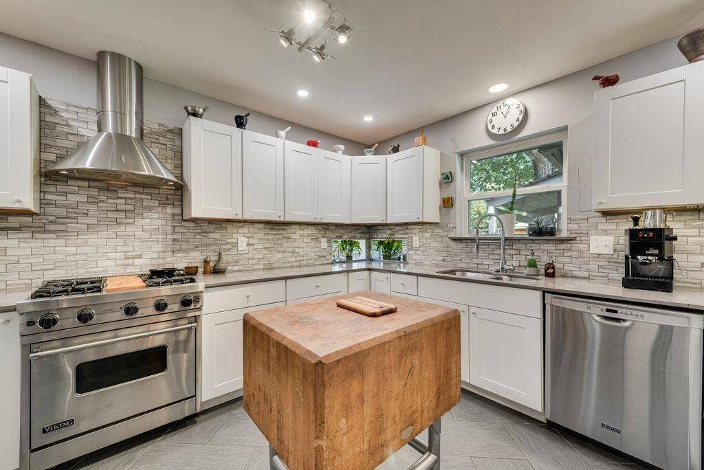 529 Carol Court, Richardson, TX 75081 Updated kitchen has plenty of storage and features a commercial grade Viking gas range, that will delight even the most discerning chef.