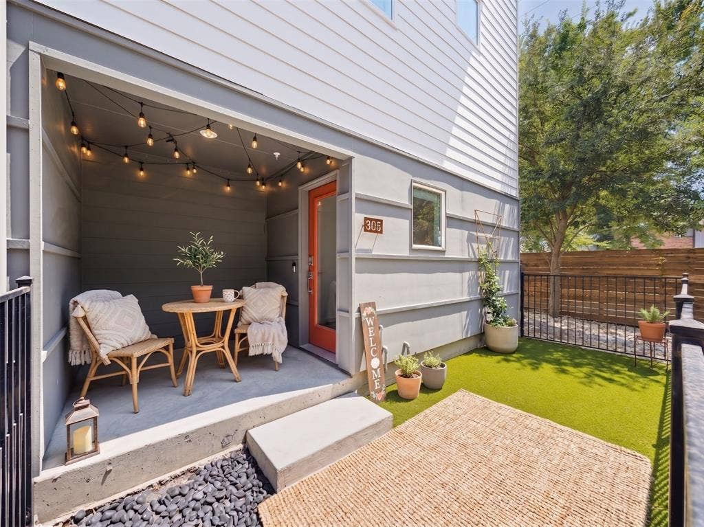 5020 Bryan Street, #305, Dallas, TX 75206 Staged entry patio
