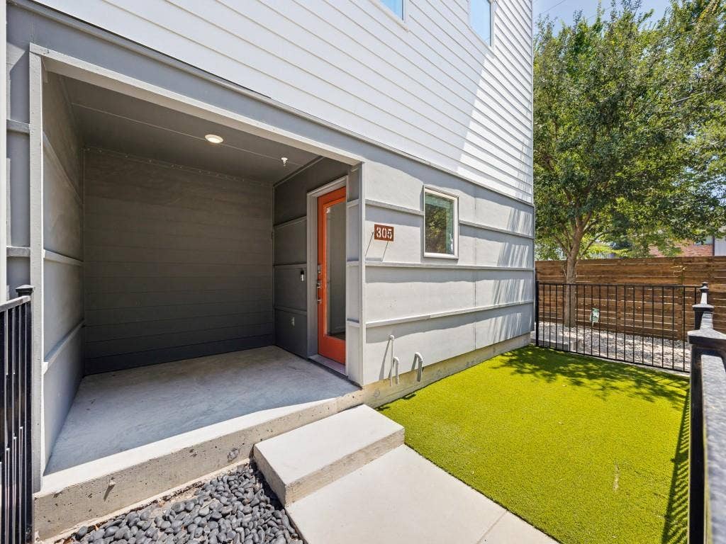 5020 Bryan Street, #305, Dallas, TX 75206 Entry patio