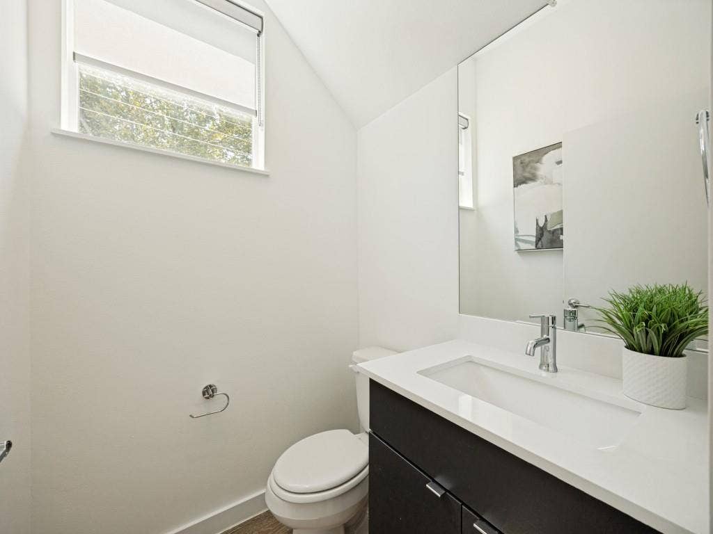 5020 Bryan Street, #305, Dallas, TX 75206 Half bath floor 2