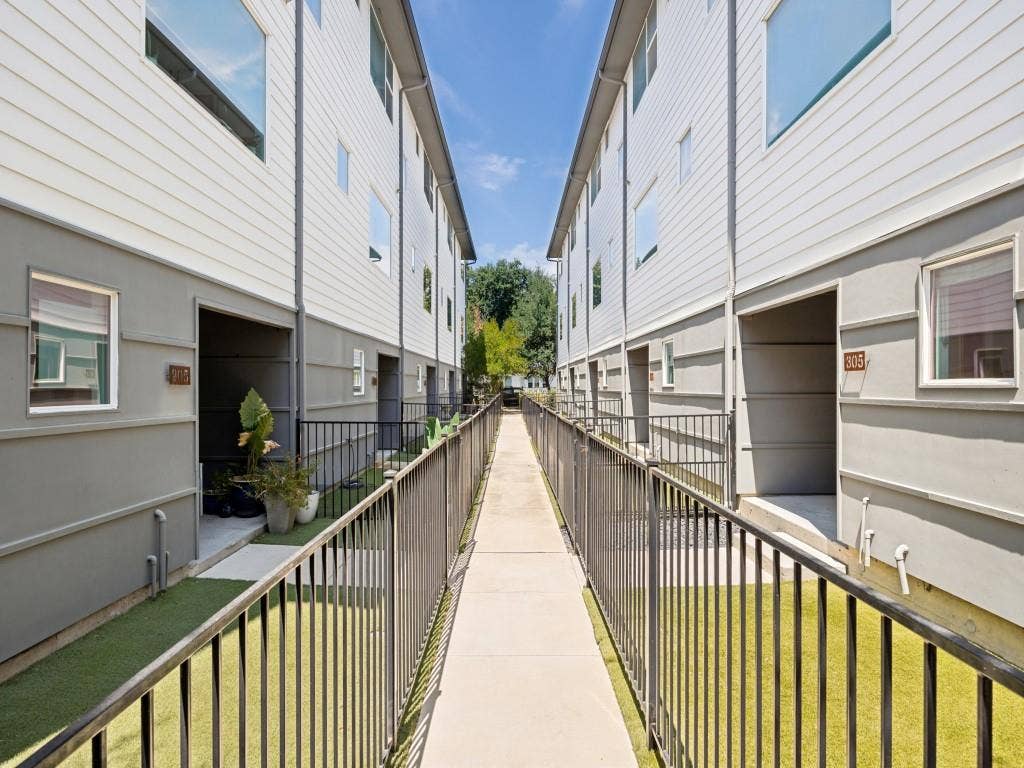 5020 Bryan Street, #305, Dallas, TX 75206 Community walkway