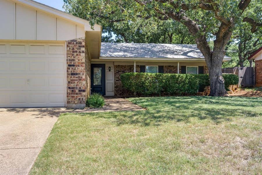 Property photo for 2101 Warwick Drive, Arlington, TX