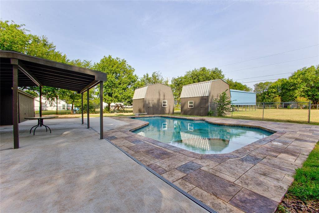 Spacious Outdoor Entertaining Covered Patio, 9' Diving Pool wSpa & Stamped Concrete Surround Pool Apron
