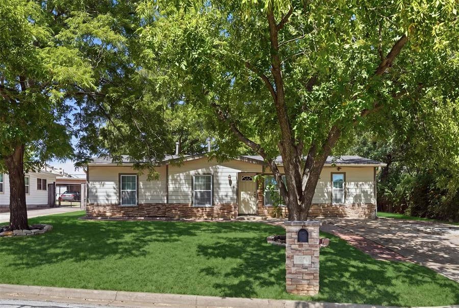 Property photo for 1218 Diana Drive, Arlington, TX