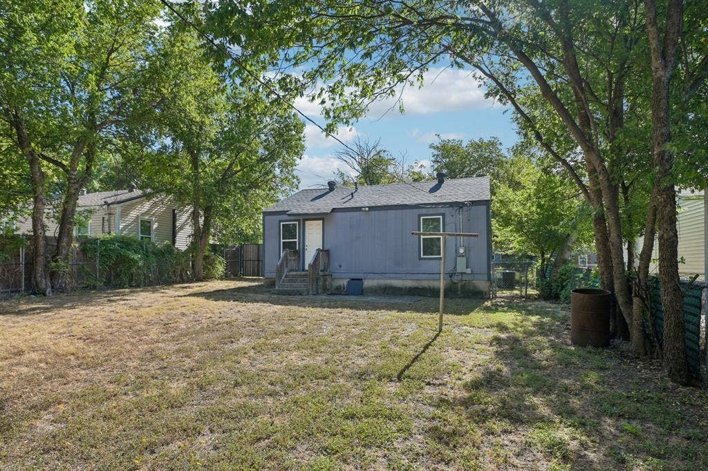5012 Pamela Drive, Fort Worth, TX 76116 Spacious backyard with mature perimeter trees and a chain-link fence
