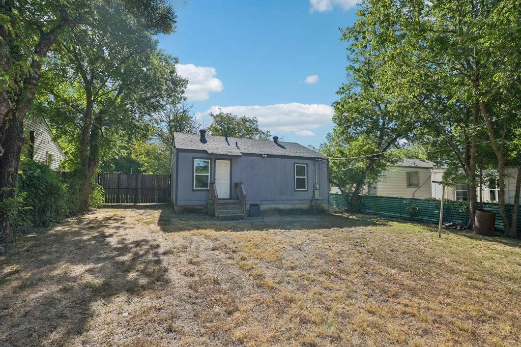 5012 Pamela Drive, Fort Worth, TX 76116 Expansive yard with mature trees and a privacy fence