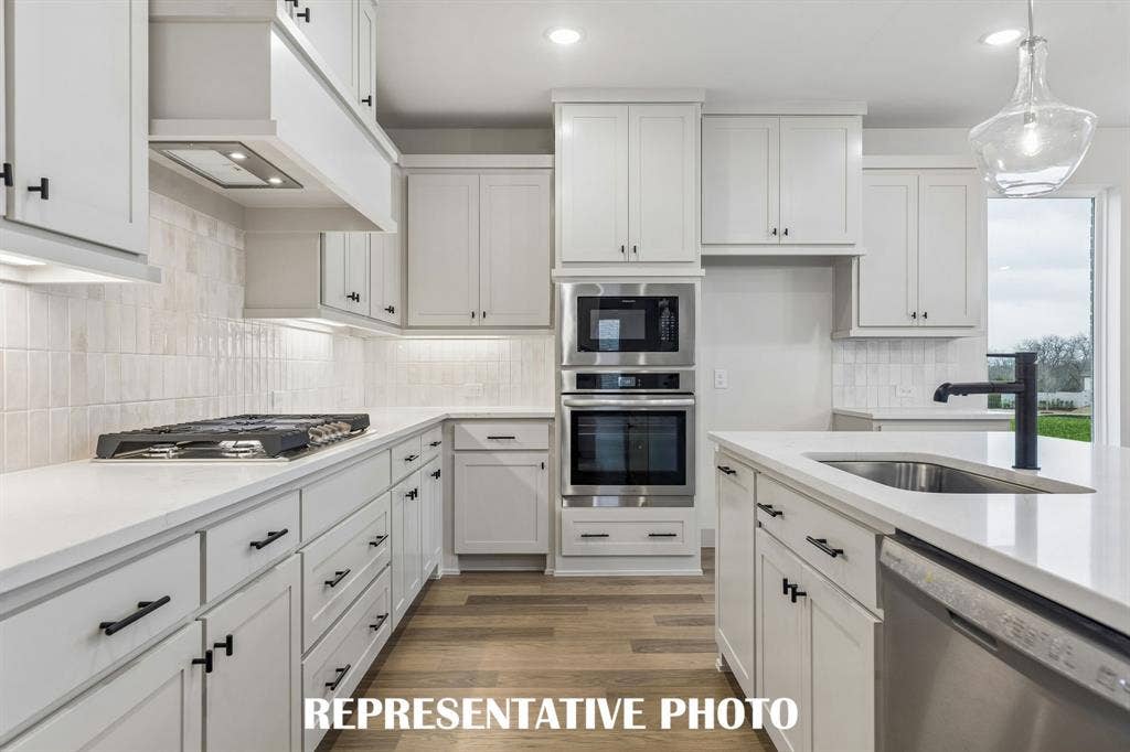 2625 Radiant Way, Celina, TX 75009 Beautiful cabinetry, gorgeous countertops and elegant backsplash effortlessly pair with contemporary stainless steel to create a classically styled dream kitchen! REPRESENTATIVE PHOTO