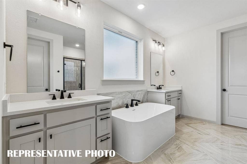 2625 Radiant Way, Celina, TX 75009 You'll enjoy ample room for two in this wonderfully designed owner's bath. REPRESENTATIVE PHOTO