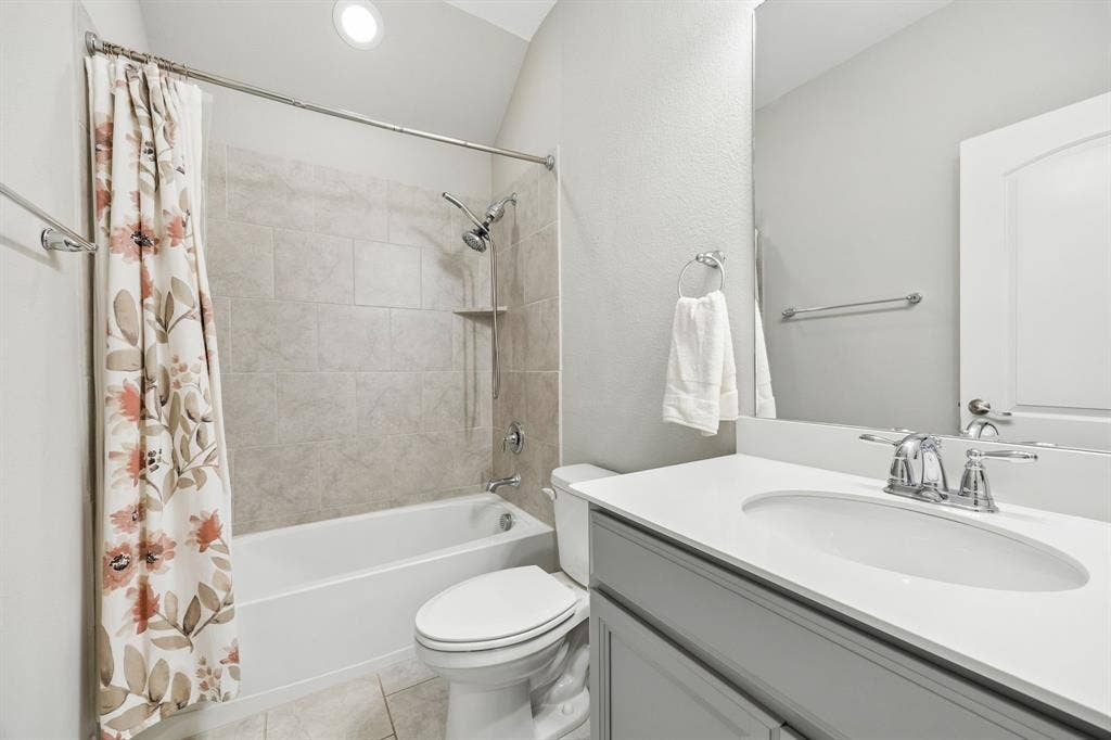 2335 Whitney Lane, Wylie, TX 75098 Upstairs Full Bathroom