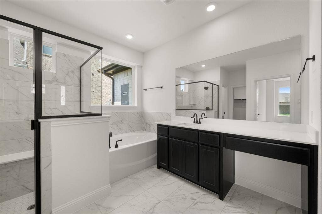 962 Richard Pittmon Drive, DeSoto, TX 75115 962 Richard Pittmon- Primary Suite-2