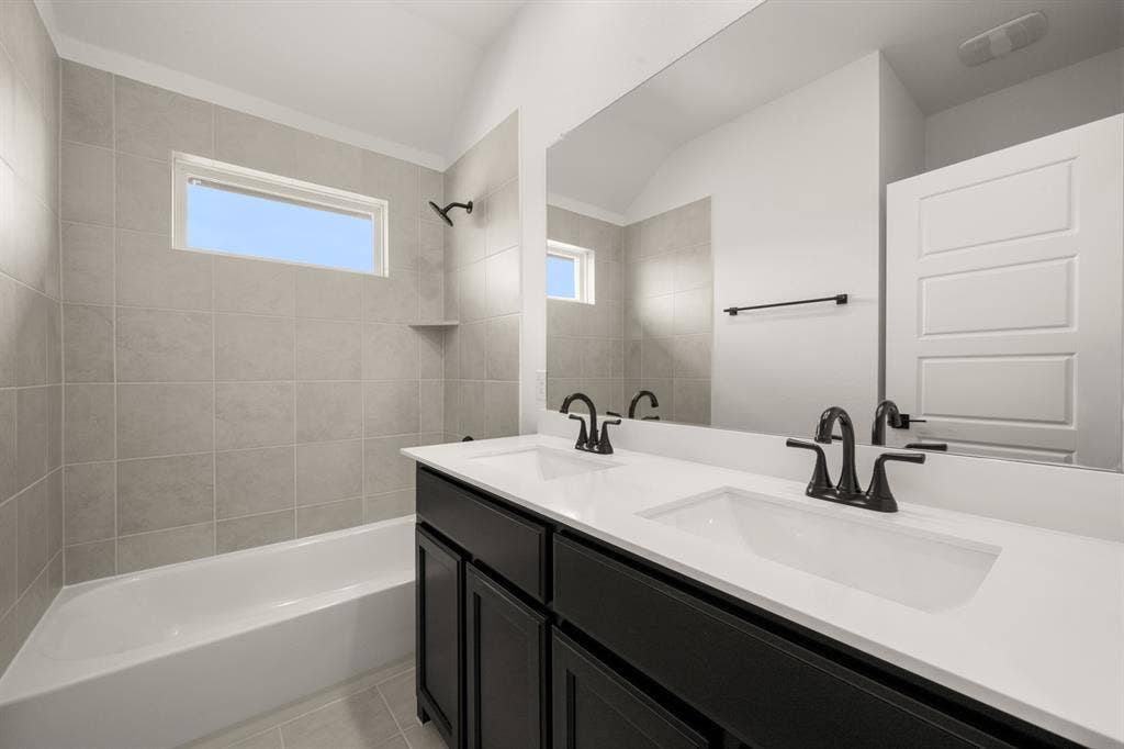 962 Richard Pittmon Drive, DeSoto, TX 75115 962 Richard Pittmon- Bathroom-2