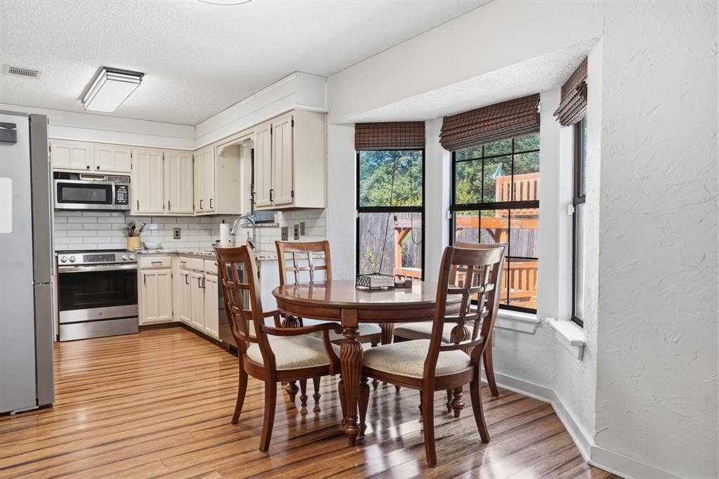 8204 Lara Lane, Watauga, TX 76148 Eating Nook in Kitchen