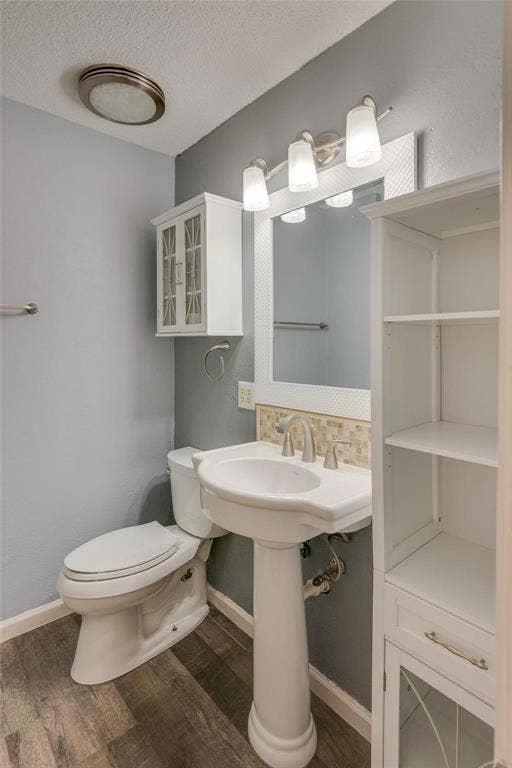 8204 Lara Lane, Watauga, TX 76148 Full bathroom