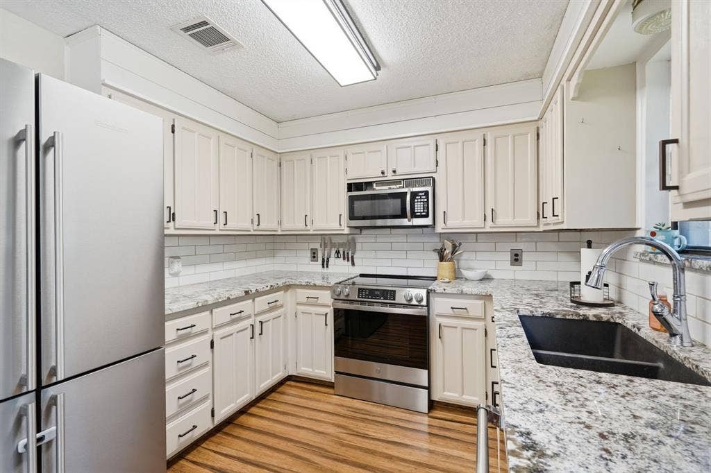 8204 Lara Lane, Watauga, TX 76148 Updated Kitchen