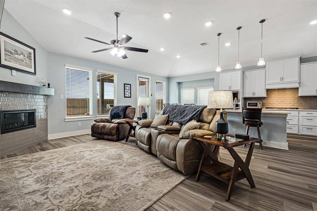 1913 Briar Hill Drive, Denton, TX 76207 1913 Briar Hill Drive, Denton, TX 76207