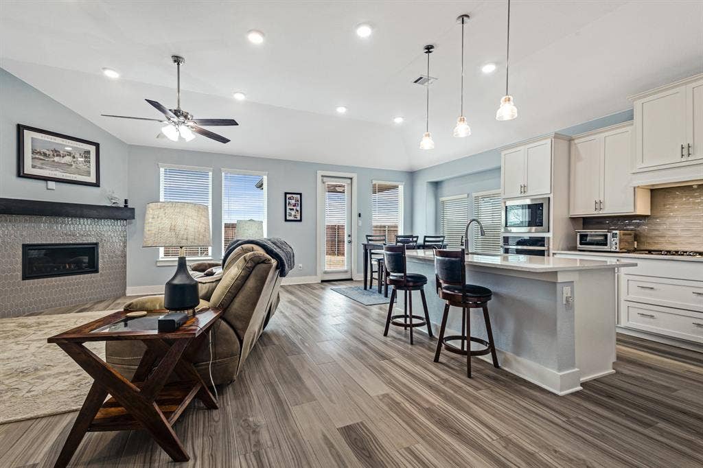 1913 Briar Hill Drive, Denton, TX 76207 1913 Briar Hill Drive, Denton, TX 76207