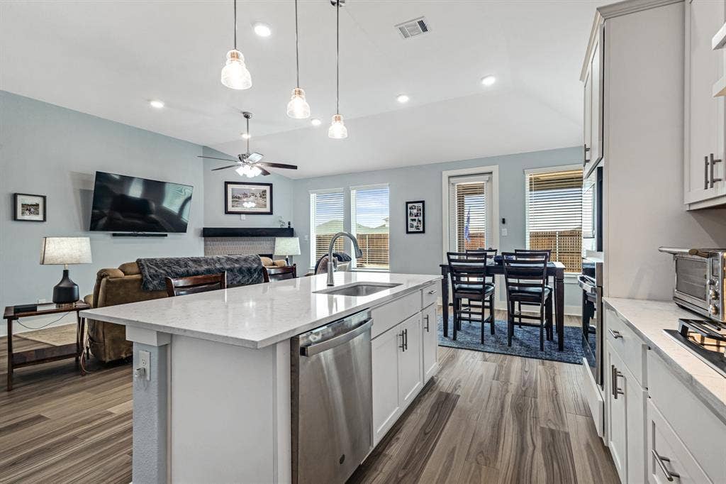1913 Briar Hill Drive, Denton, TX 76207 1913 Briar Hill Drive, Denton, TX 76207