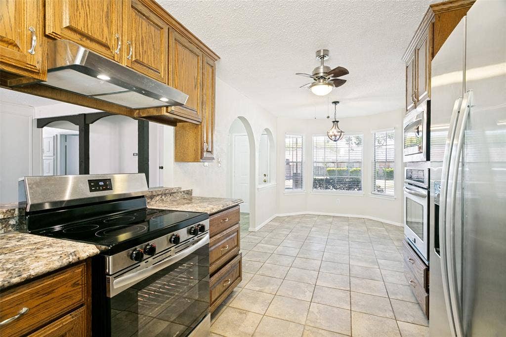 A nearby eat-in area provides the perfect spot for casual meals and everyday dining.