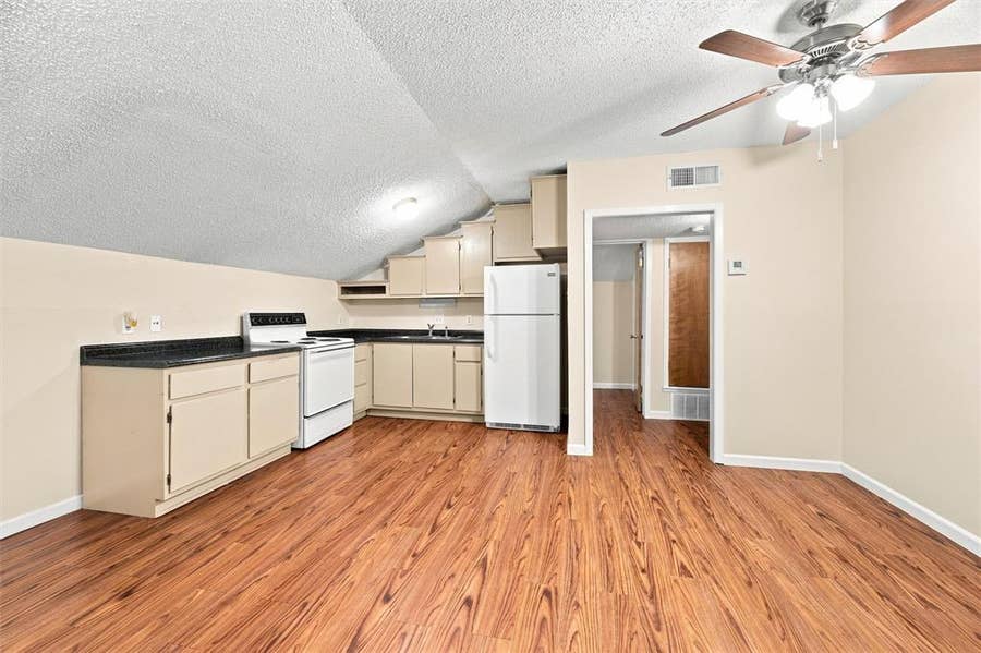 Property photo for 410 W Franklin Street, #10, Waxahachie, TX