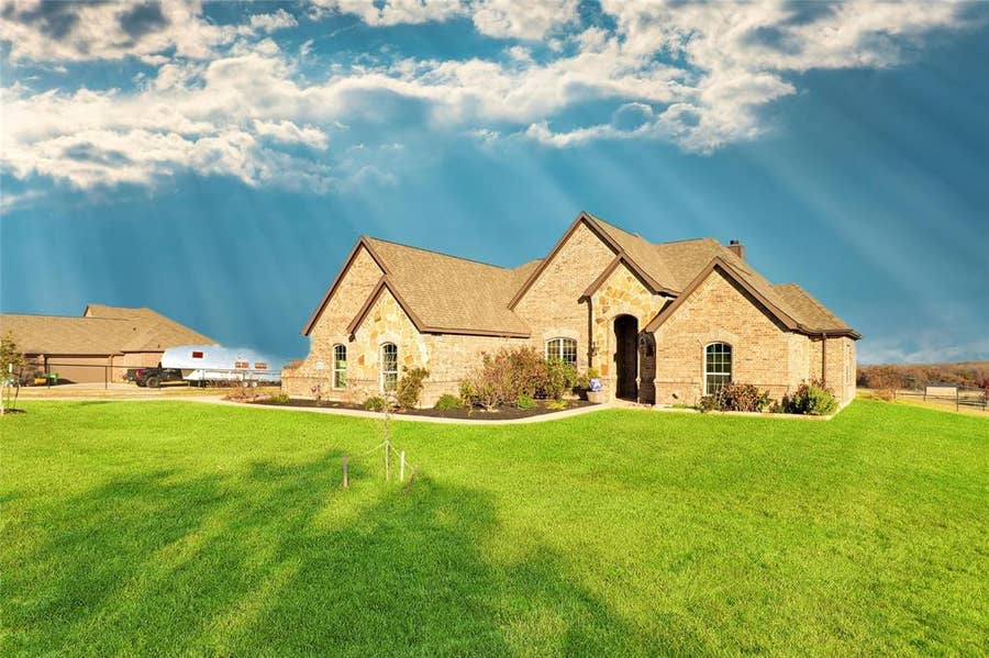 Property photo for 694 Jennings Lane, Azle, TX