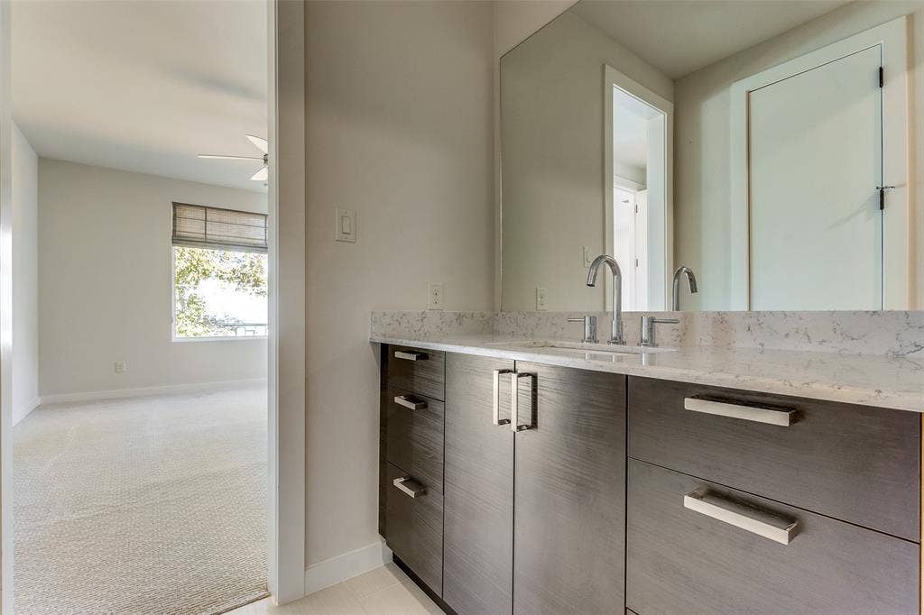 En Suite bath connects to 2 and 3 bedrooms