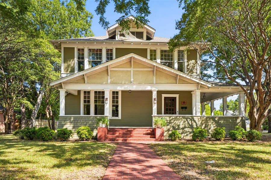 Property photo for 400 W Gilmer Street, Ennis, TX