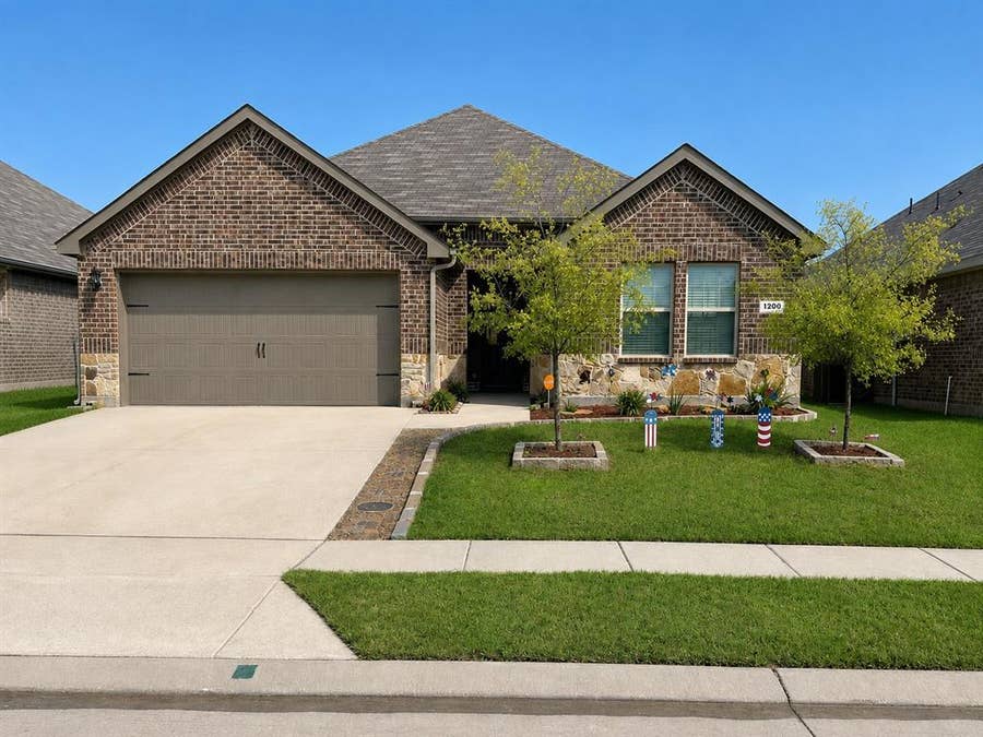 Property photo for 1200 Fairbanks Drive, Ennis, TX
