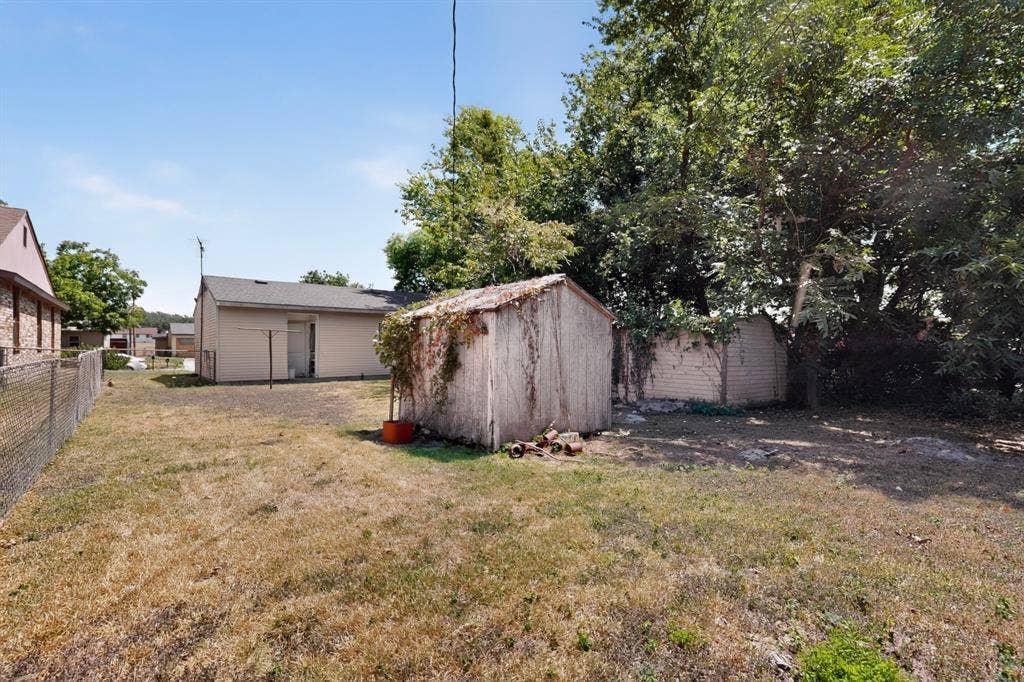 2225 Mayfair Street, Ennis, TX 75119 2225 Mayfair Street, Ennis, TX 75119