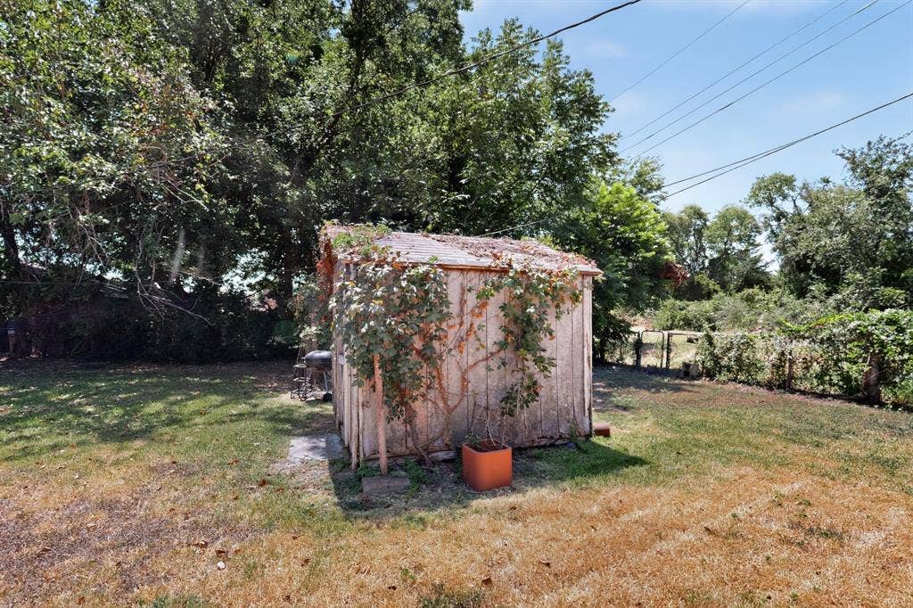 2225 Mayfair Street, Ennis, TX 75119 2225 Mayfair Street, Ennis, TX 75119