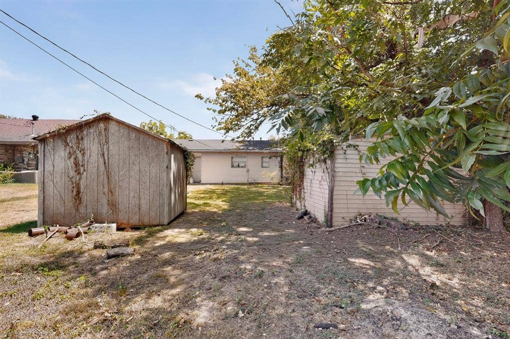 2225 Mayfair Street, Ennis, TX 75119 2225 Mayfair Street, Ennis, TX 75119