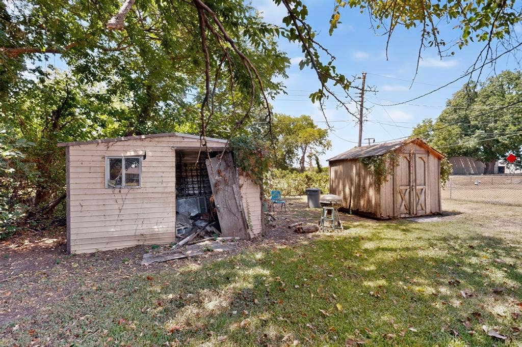 2225 Mayfair Street, Ennis, TX 75119 2225 Mayfair Street, Ennis, TX 75119