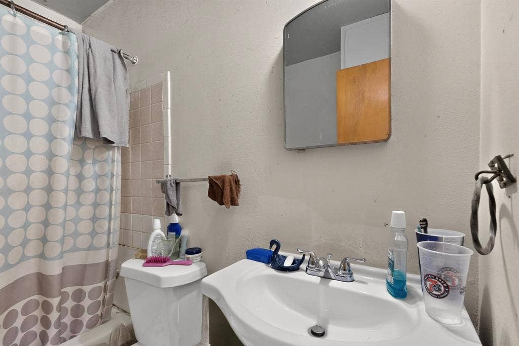 2225 Mayfair Street, Ennis, TX 75119 2225 Mayfair Street, Ennis, TX 75119