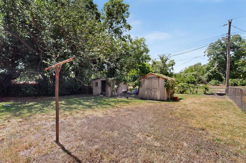 2225 Mayfair Street, Ennis, TX 75119 2225 Mayfair Street, Ennis, TX 75119