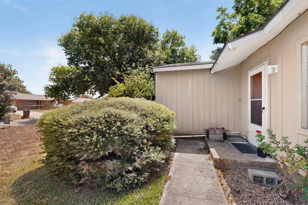 2225 Mayfair Street, Ennis, TX 75119 2225 Mayfair Street, Ennis, TX 75119