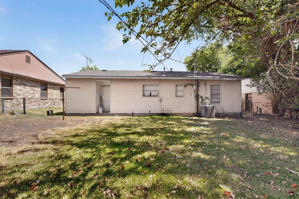 2225 Mayfair Street, Ennis, TX 75119 2225 Mayfair Street, Ennis, TX 75119
