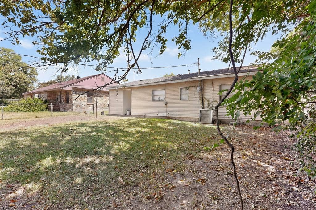 2225 Mayfair Street, Ennis, TX 75119 2225 Mayfair Street, Ennis, TX 75119