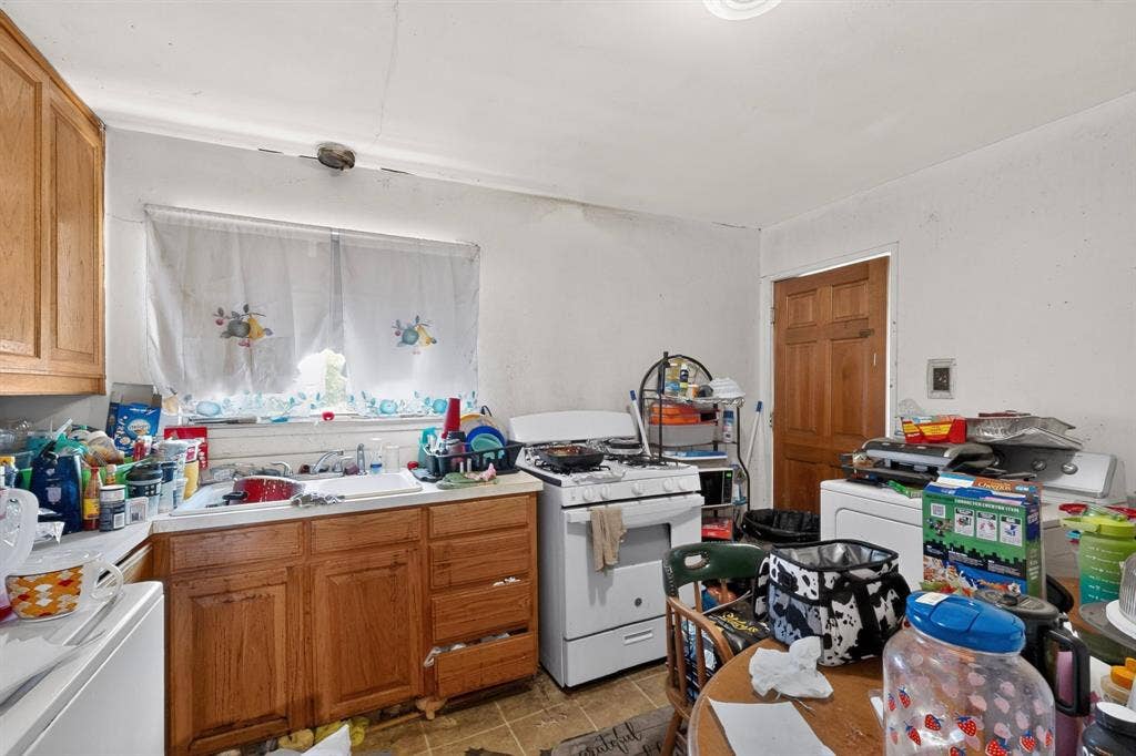 2225 Mayfair Street, Ennis, TX 75119 2225 Mayfair Street, Ennis, TX 75119