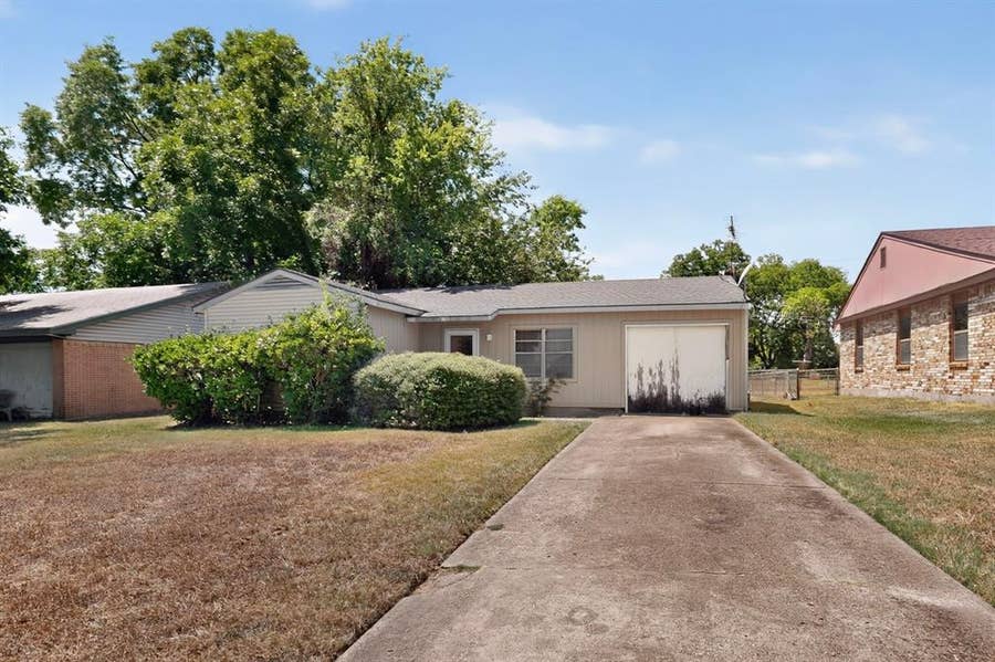 Property photo for 2225 Mayfair Street, Ennis, TX