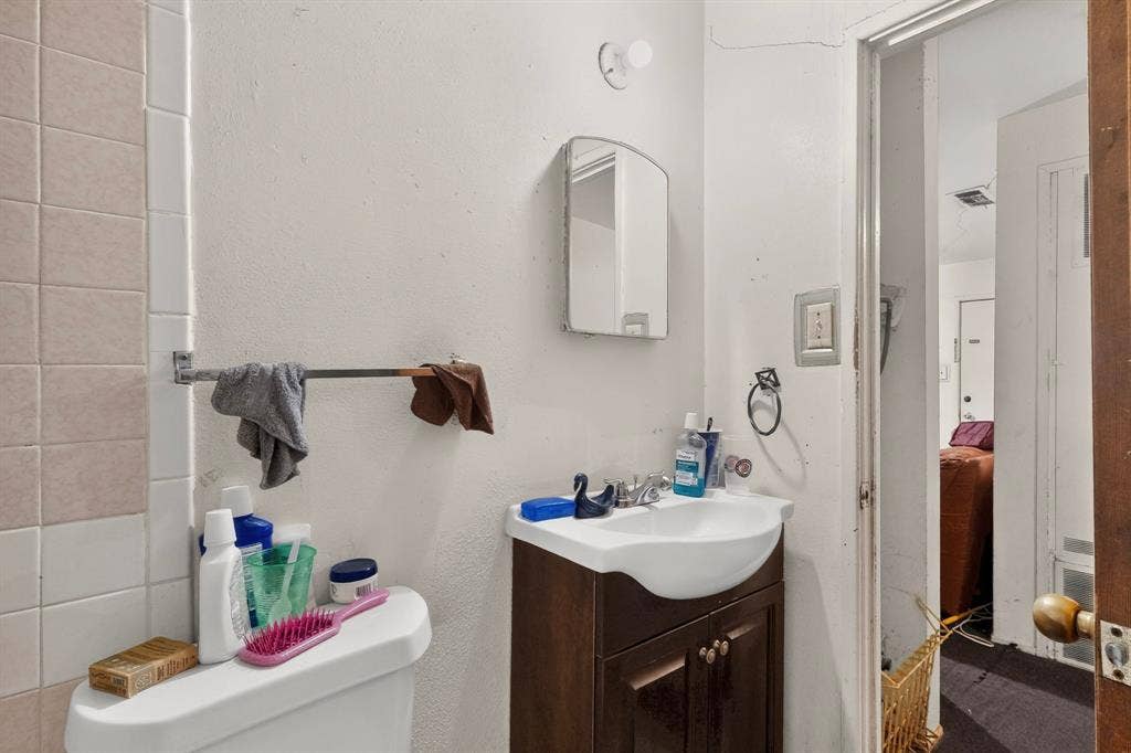 2225 Mayfair Street, Ennis, TX 75119 2225 Mayfair Street, Ennis, TX 75119
