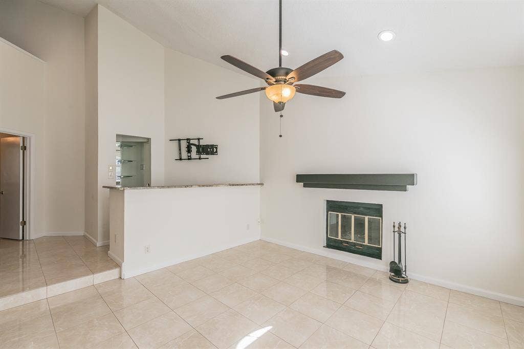 400 S Fielder Road, Arlington, TX 76013