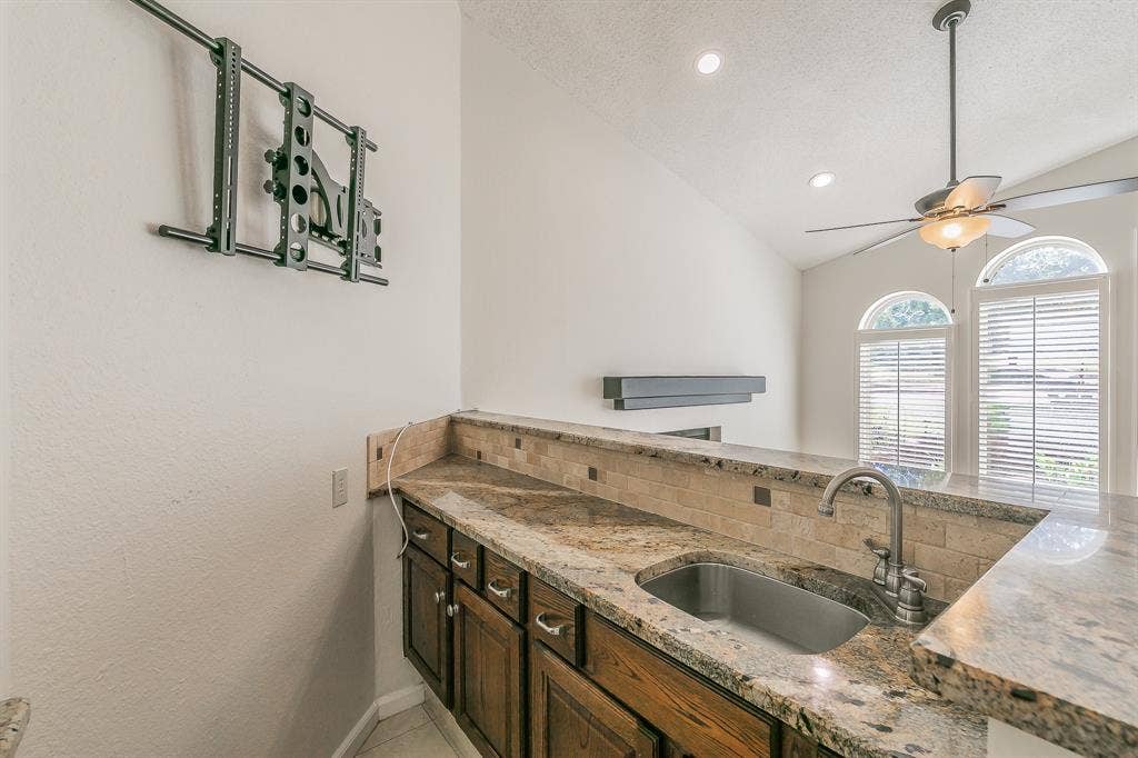 400 S Fielder Road, Arlington, TX 76013