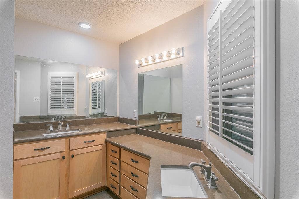 400 S Fielder Road, Arlington, TX 76013