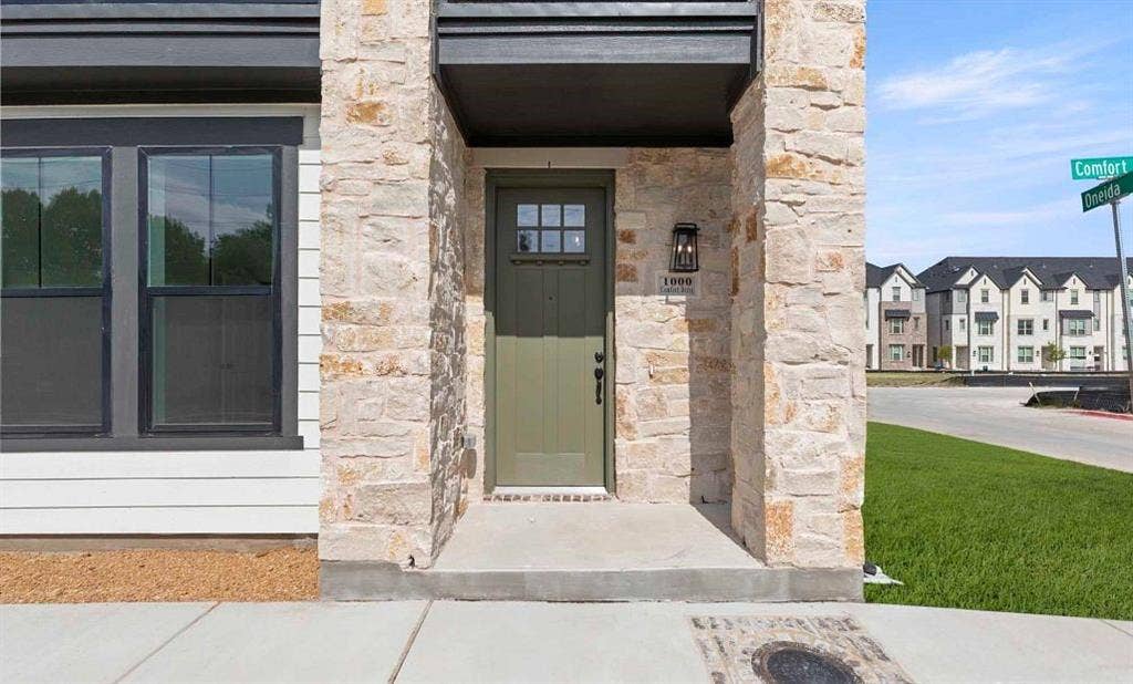 1000 Comfort Drive, Plano, TX 75075 Front Porch