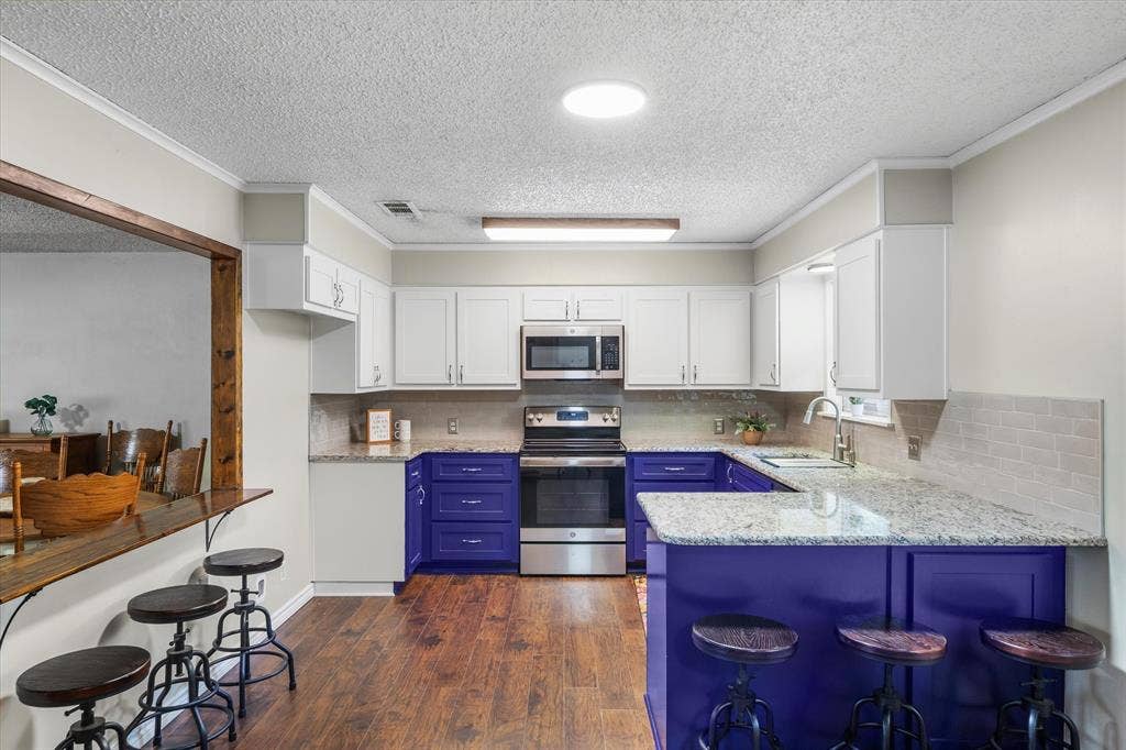 2941 Trey Circle, Athens, TX 75752 You will love the appeal of this warm and fun kitchen