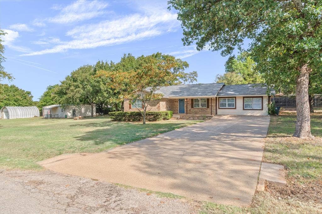 2941 Trey Circle, Athens, TX 75752 Large driveway parks several cars at one time