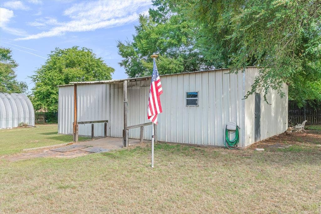 2941 Trey Circle, Athens, TX 75752 The workshop has water and electric with its own electric meter