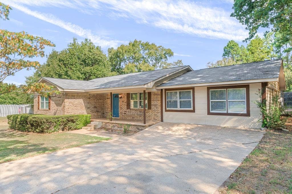 2941 Trey Circle, Athens, TX 75752 Enjoy the outdoors sitting on the front porch