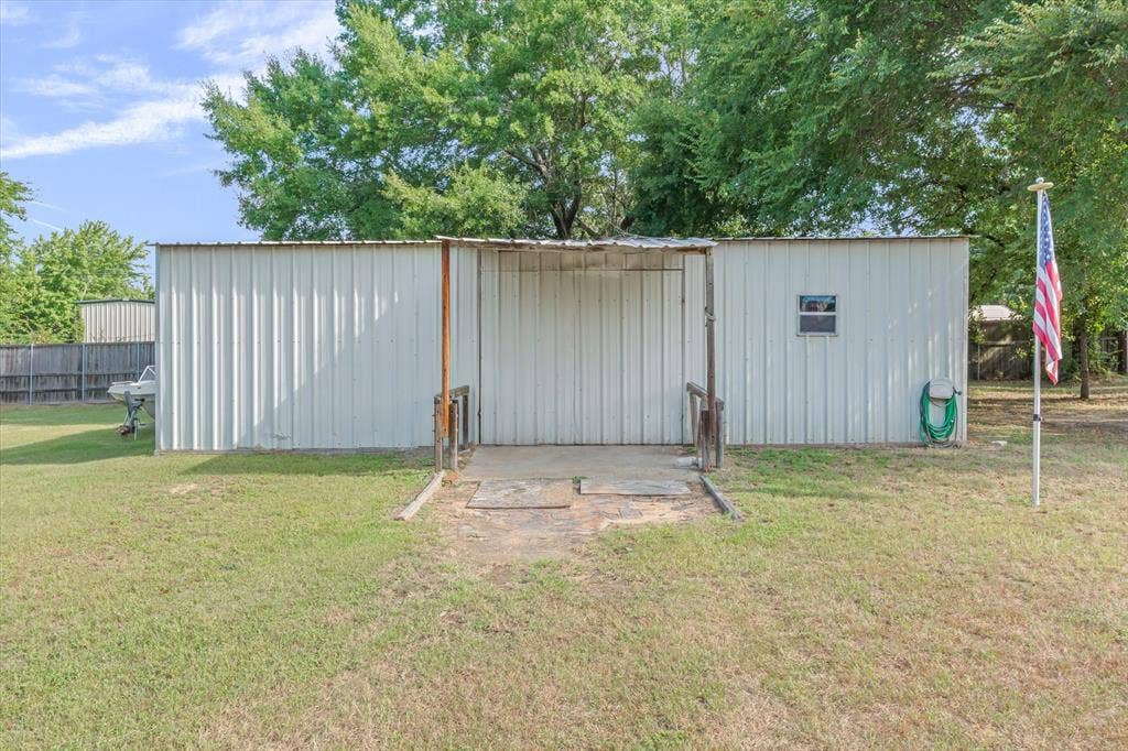 2941 Trey Circle, Athens, TX 75752 This workshop sits on the lot by itself with its own electric meter. Drive right up and into the shop.